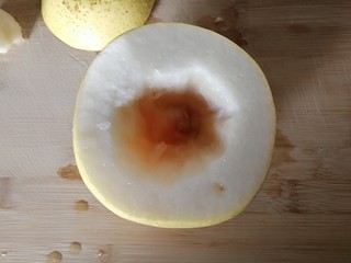 6、冰糖雪梨,将中间部分掏空。