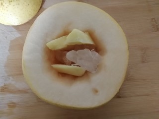 7、冰糖雪梨,然后放入冰糖，姜。