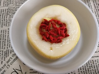 8、冰糖雪梨,在上面，放入枸杞。