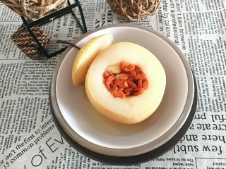 11、冰糖雪梨,蒸熟的雪梨成透明状。