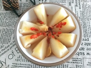 12、冰糖雪梨,用刀切开，趁热吃。