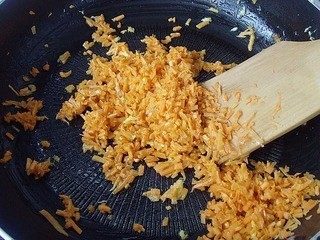 5、美味包子~,锅置火上少许油烧热，将胡萝卜煸炒出红油