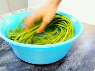 1、自制酸豆角,豇豆用清水漂洗干净。