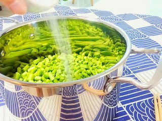 7、自制酸豆角,豇豆里加入事先准备好的盐。