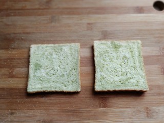 1、芝士培根三明治,准备吐司两片（吐司任选哈，家里只有这个啦）