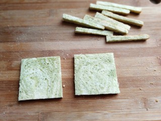 2、芝士培根三明治,把吐司四周硬边切去