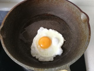 6、芝士培根三明治,鸡蛋打入锅中煎好（几成熟依自己喜好）