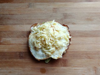 8、芝士培根三明治,再撒上适量芝士碎