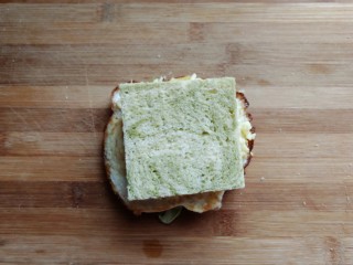 9、芝士培根三明治,再盖上另一块吐司