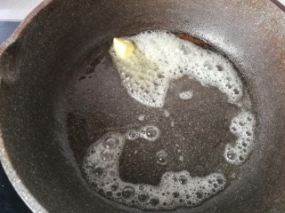 11、芝士培根三明治,锅中放入一小块黄油小火烧化