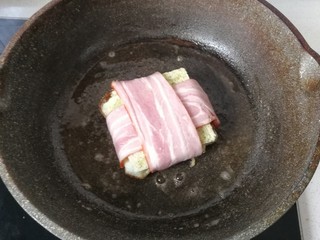 12、芝士培根三明治,再放入培根吐司中小火煎至两面焦黄即可