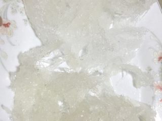 1、木瓜桂圆红枣燕窝羹,燕窝两盏提前泡发四五小时