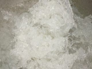 3、木瓜桂圆红枣燕窝羹,再过下清水，沥干备用