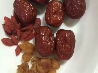 5、木瓜桂圆红枣燕窝羹,红枣枸杞桂圆干冲洗下