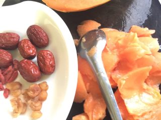 6、木瓜桂圆红枣燕窝羹,这几种材料一起备好