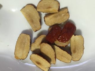 7、木瓜桂圆红枣燕窝羹,红枣去核