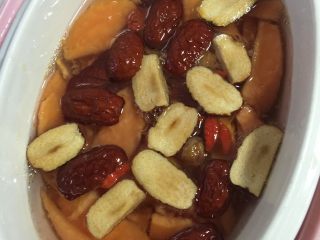 8、木瓜桂圆红枣燕窝羹,放锅里先隔水炖一小时，再下燕窝炖30分钟