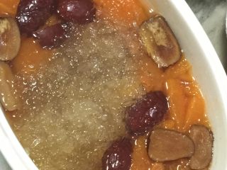 9、木瓜桂圆红枣燕窝羹,炖好熄火整锅拿出来，下冰糖少量，不能太多，因为红枣桂圆枸杞都是有点甜的