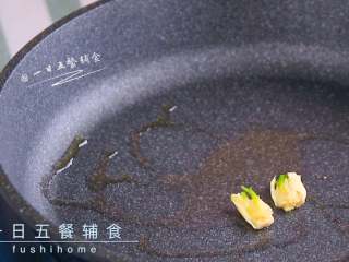 4、猪肝茼蒿炒鸡蛋,热锅倒橄榄油，蒜放入扁香，闻到香味，蒜取出来。