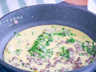 5、猪肝茼蒿炒鸡蛋,蛋奶液加入，等底部蛋液凝固。