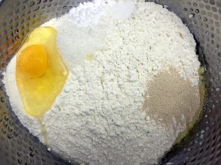 1、家庭健康小油条,将面粉，盐，糖，酵母鸡蛋一起放入盆内，盐糖和酵母要分开对角放。
