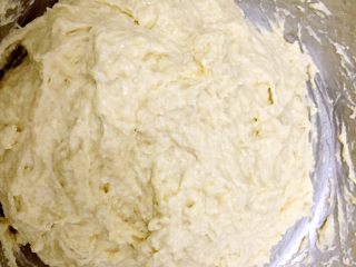 2、家庭健康小油条,加入温水搅拌，把面粉和成稍软的面团。