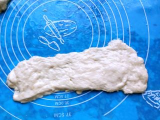 4、家庭健康小油条,取出面团揉匀，用擀面杖擀成长条状。