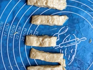 5、家庭健康小油条,用刀切成若干小份。