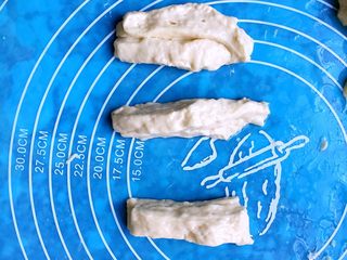 6、家庭健康小油条,然后每两份叠在一起。