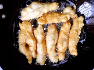 8、家庭健康小油条,关中火两面翻动，等油条炸至金黄色捞出沥干油即可。