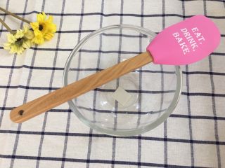 1、草莓炸弹慕斯蛋糕～独家配方,它的造型重点就在于这个大碗～17厘米直径，深10厘米左右，正好用8寸的蛋糕坯