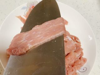 1、家庭版水煮肉片,猪肉切片，厚薄均匀即可