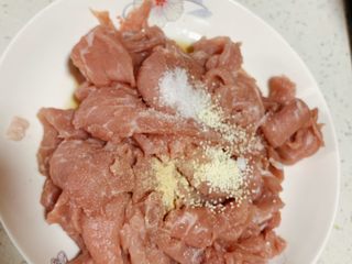 2、家庭版水煮肉片,料酒、盐、鸡精、胡椒粉，腌制15分钟