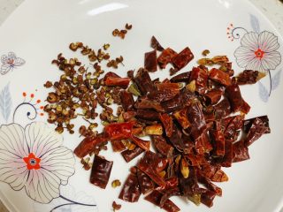 3、家庭版水煮肉片,准备干辣椒、干花椒适量（制作刀口辣椒）