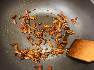 5、家庭版水煮肉片,干辣椒和干花椒小火慢炒，炒香炒脆，微微发黑即可（灵魂刀口辣椒）