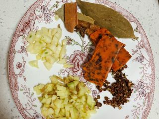 7、家庭版水煮肉片,姜蒜切小粒、干花椒、香料、少量火锅底料