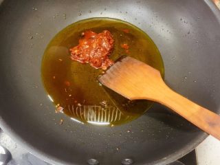 11、家庭版水煮肉片,起锅热锅冷油下豆瓣酱，慢慢煸炒出香味、红油