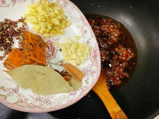 12、家庭版水煮肉片,炒出红油后加入姜蒜香料、火锅底料