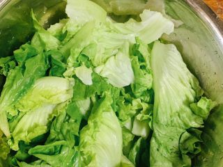 10、家庭版水煮肉片,配菜我选的生菜，不用煮直接洗了垫底。（配菜自己喜欢吃什么就加什么，其他配菜需要提前少量油盐炒到断生）