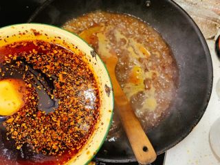 14、家庭版水煮肉片,水开后调味、适量鸡精、生抽、少量糖、加盐之前请先尝一下咸淡，喜欢吃辣一点的同学可以在加一点辣椒油