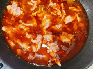 16、家庭版水煮肉片,肉片放完后大火煮开后再转小火