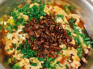 17、家庭版水煮肉片,倒入配菜上面，依次撒入葱花蒜末，刀口辣椒