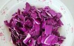 1、酸甜胭脂藕,1.紫甘蓝洗净、切小片。