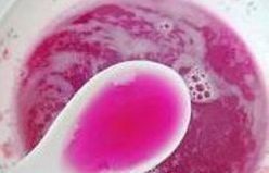 2、酸甜胭脂藕,2.放进料理机中，再倒入一碗凉白开水，打碎过滤后取汁，放一小勺白醋，瞬间会变成粉红色