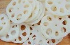 3、酸甜胭脂藕,3.超市买的藕，用清水洗干净切片。（我买的是现成处理好的，不用再用开水焯了，如果是带皮生的藕节还得削皮，切片，用开水焯一下）。