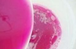 5、酸甜胭脂藕,5.紫甘蓝汁中倒入蜂蜜中，充分搅匀。