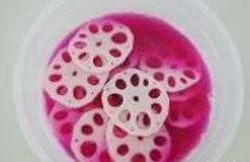 6、酸甜胭脂藕,6.把藕片放入浸泡。