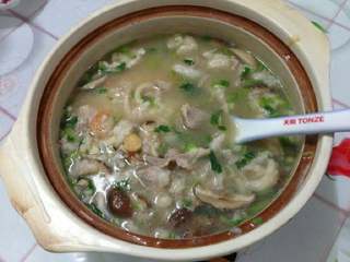 8、潮汕砂锅粥, 鲜喷喷哟。这个在我们的家庭，只够两个人吃得很饱哟！哈。