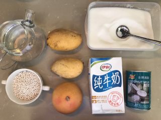 1、杨枝甘露,所有材料准备好，避免后面乱