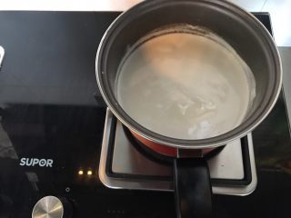 3、杨枝甘露,牛奶加热至糖化，放一边晾凉